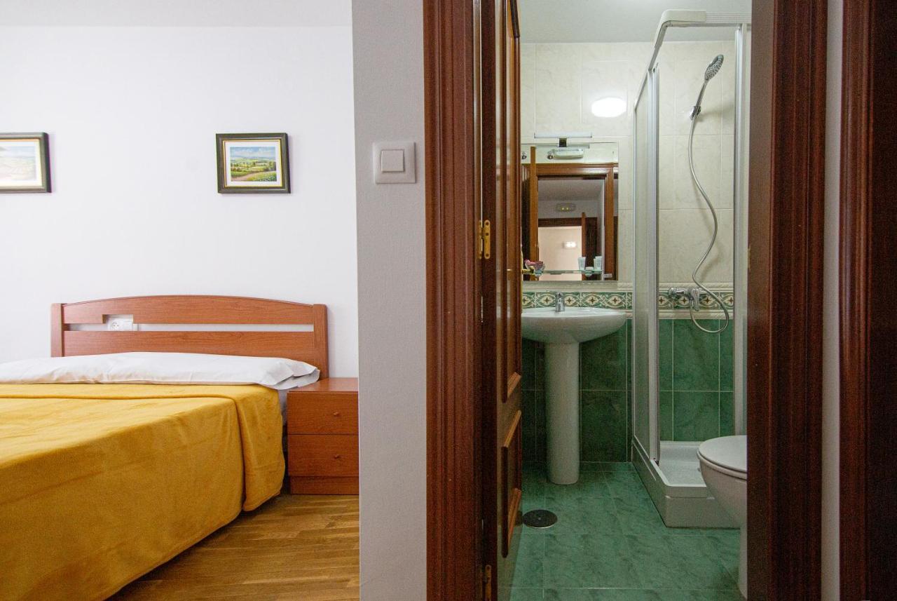 Yani's 1 Estrella Albergue